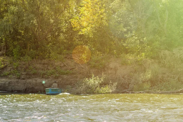 Felfújható kis csónak a folyó, a nyári szezonban napi f — Stock Fotó