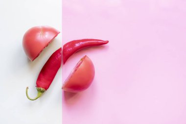 üstten görünüm düz çiğ kırmızı organik domates ve biber biber creaetive düzen f yatıyordu