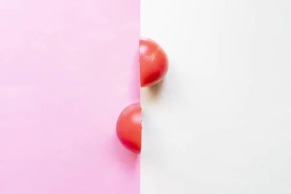 Layout minimalista criativo de tomate cru fresco no fundo de cor macia com faca f — Fotografia de Stock