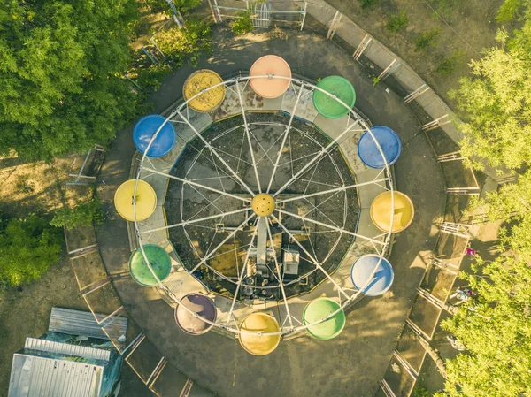 Vista aérea superior do parque da cidade caorusel com crianças felizes em férias de verão f — Fotografia de Stock