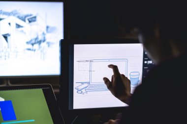 el grafik tasarımcı değmek perde kapı aynası içinde karanlık studio d kullanarak taslak yapma