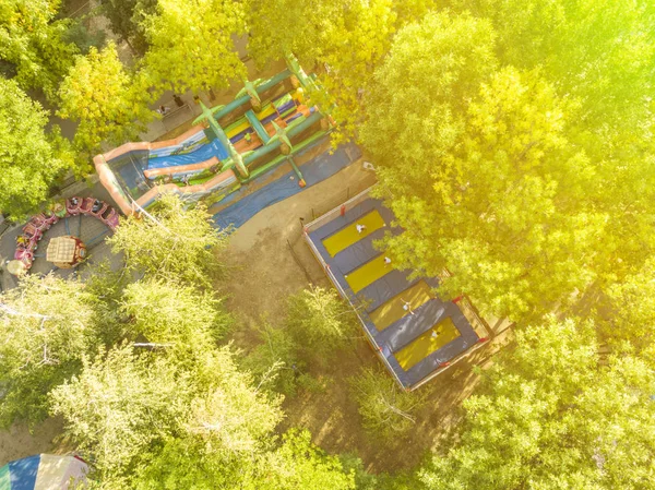 Vista aérea de crianças se divertindo no parque público da cidade f — Fotografia de Stock