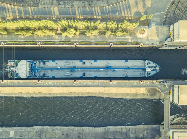 Vista aérea del barco de gabarra en el río en el muelle de entrada cerca de la presa f — Foto de Stock