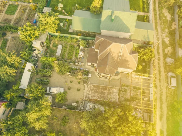 Luchtfoto drone schot van platteland zomerhuisje met tuin f — Stockfoto