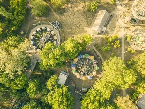 Vista aérea superior do parque da cidade caorusel com crianças felizes em férias de verão f — Fotografia de Stock