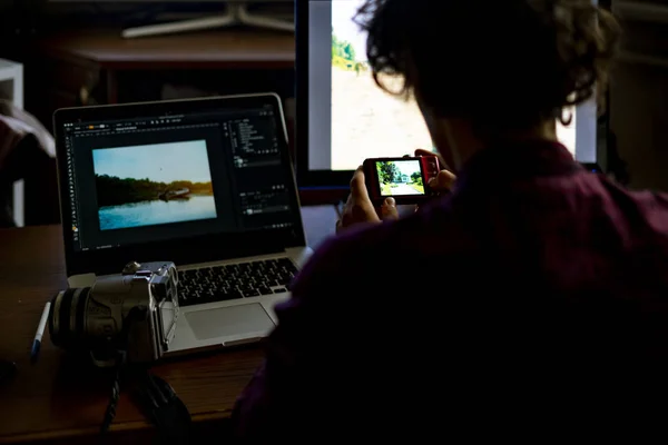 Erkek fotoğrafçı bir kompakt fotoğraf makinesi yaratıcı görüntüler d üzerinde çalışan ev stüdyosu holding portresi — Stok fotoğraf