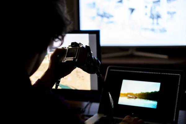 Joven edición de fotógrafos masculinos hizo fotos en el estudio de casa en el ordenador portátil y de escritorio f —  Fotos de Stock