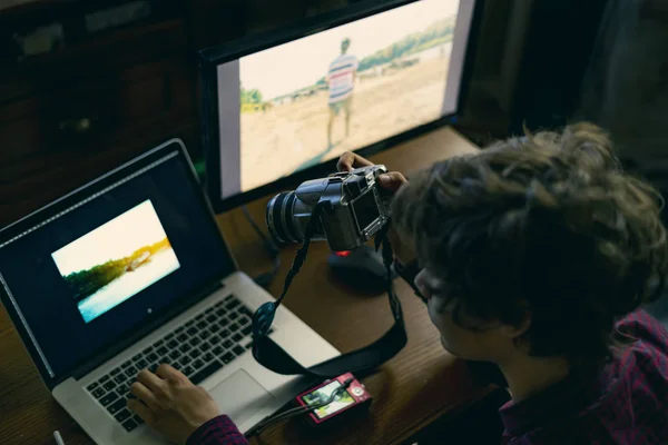 Jovem fotógrafo masculino edição fez fotos em estúdio em casa no laptop e computador desktop f — Fotografia de Stock