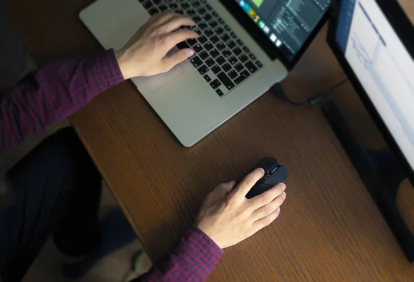 Joven diseñador que trabaja en el nuevo concepto utilizando PC de escritorio en casa f —  Fotos de Stock