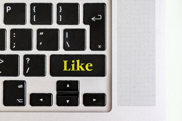 Вид зверху ізольована клавіатура ноутбука з жовтим "подібним" текстом на кнопці, концепт-дизайн f — стокове фото