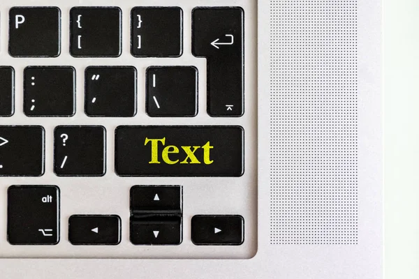 Το Top view απομονωμένες laptop πληκτρολόγιο με κείμενο κίτρινο «κείμενο» στο κουμπί, έννοια σχεδιασμού f — Φωτογραφία Αρχείου