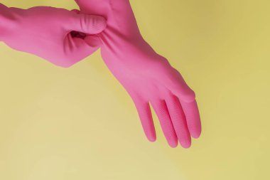 Pembe eldivenleri wih kopya alanı f üzerinde koymak izole kadın hizmetçi eller