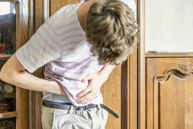 Genç adam mide, holding acı güçlü mide f