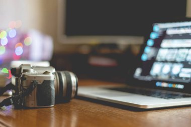 Kamera fotoğrafçı işyeri dizüstü f ile masaya kadar kapatın
