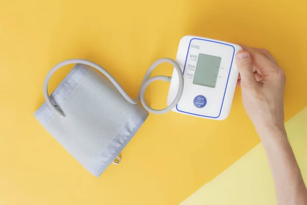 Overhead Bovenaanzicht Van Handen Met Behulp Van Tonometer Geïsoleerd Colo — Stockfoto