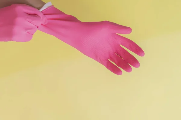 Isolierte weibliche Haushälterin Hände auf rosa Handschuhe mit Kopierraum f — Stockfoto