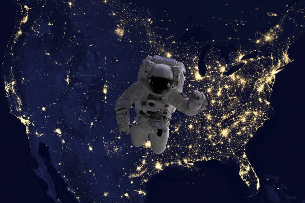 宇航员在美国夜间飞行, 在地球附近。图片由美国宇航局照片 f — 图库照片