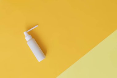 renk arka plan f üzerinde izole bir beyaz boğaz spreyi tutan el