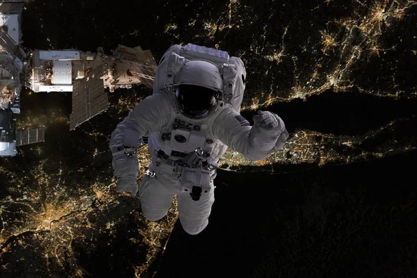 Астронавт летит в открытом космосе над США ночью, возле Земли. Изображение сделано из фотографий НАСА f — стоковое фото