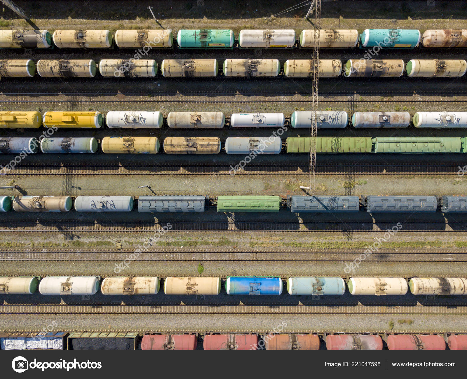 Haut au-dessus de la vue du dessus de la texture du wagon de marchandises  debout sur une gare f — Photo éditoriale par ©mikeshots - #221047598, image size:1600x1299