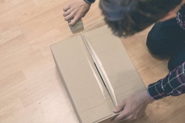 yorgun yorgun genç adam acı güçlü sırt ağrısı f