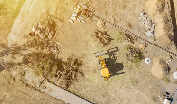 Luchtfoto van big wheel loader graafmachine bulldozer werk op een gebouw bovenaan project f — Stockfoto