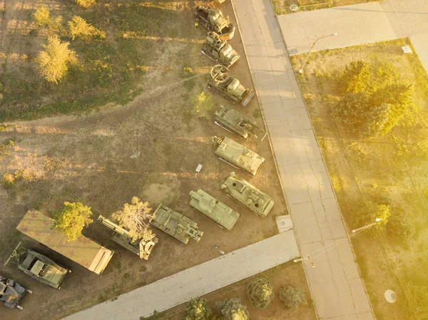 Luchtfoto van de rij van militaire voertuigen machines tijdens zonsondergang d — Stockfoto