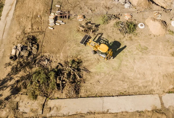Vue aérienne du haut d'une grande chargeuse sur pneus travaux de bulldozer sur un projet de construction f — Photo