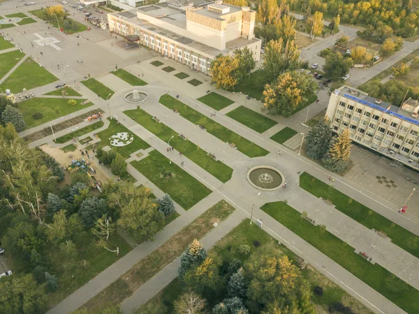 Walking nawierzchni alei w mieście na letni weekend wakacje v — Zdjęcie stockowe