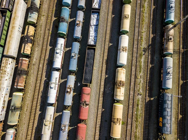 Κορυφή Αεροφωτογραφία του τρένο φορτίου μεταφορά άνθρακα σε ένα σιδηροδρομικό σταθμό. f εταιρεία μεταφορών — Φωτογραφία Αρχείου