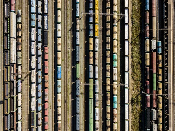Üstten görünüm kargo tren taşıma doku duran bir demiryolu İstasyonu k üzerinde yukarıda yüksek — Stok fotoğraf