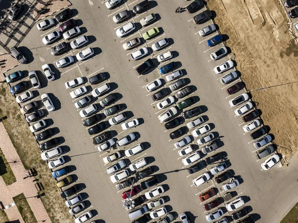 Bovenaanzicht van parkeerplaats textuur luchtfoto drone schoot achtergrond f — Stockfoto