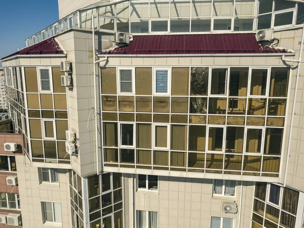 Primer plano balcón de cristal aéreo en el rascacielos, apartamentos de lujo f — Foto de Stock