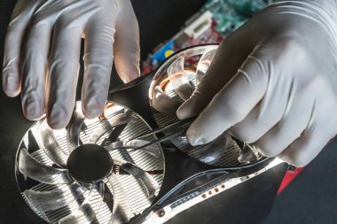 Mikro elektronik soğutucu fan f ile çalışan laboratuvar profesyonel mühendis