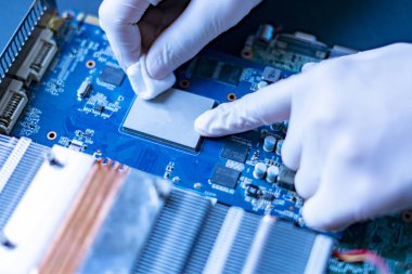 yeni teknoloji bilgisayar cpu çip f ile araştırma Üniversitesi çalışmalarında bilim adamı eller
