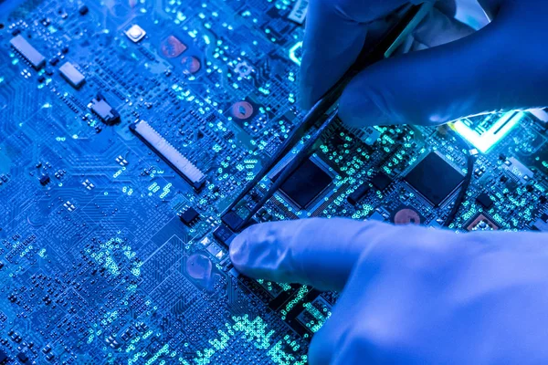 Wetenschapper onderzoek en het maken van micro-elektronische technologie chip in de laboratorium-f — Stockfoto