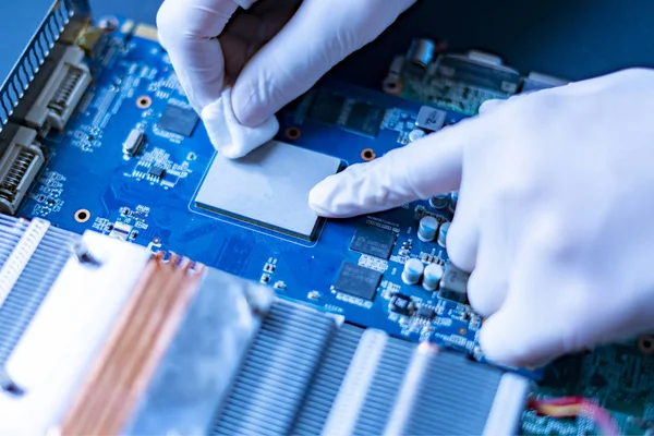 Wetenschapper handen in het onderzoek universiteit werk met de nieuwe technologie computer cpu chip f — Stockfoto