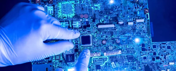 Wissenschaftler Hände in der forschenden Universitätsarbeit mit der neuen Technologie Computer-CPU-Chip f — Stockfoto