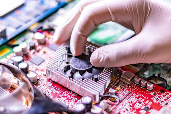 руки прикрепляют и подключают охлаждающий вентилятор к слоту для чипа видеокарты;
