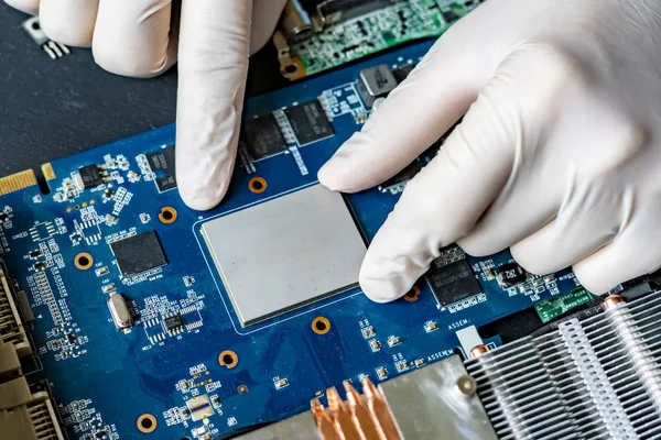 Cientista mãos no trabalho universitário pesquisando com a nova tecnologia computador cpu chip f — Fotografia de Stock
