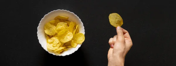 Otthon készült környezetbarát természetes chipek a kézi f — Stock Fotó