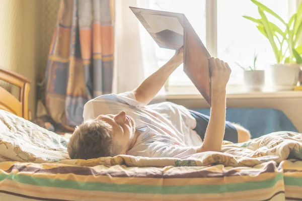 yalan ve sabah f ev ve okunan kitap, yatakta uyumak