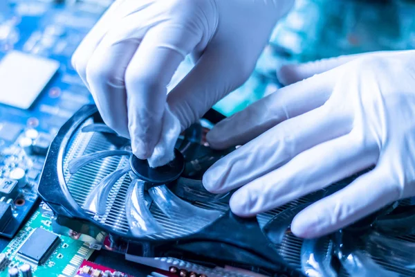 Las manos sujetan y ensamblan el ventilador del refrigerador a la ranura del microprocesador de la tarjeta video f —  Fotos de Stock