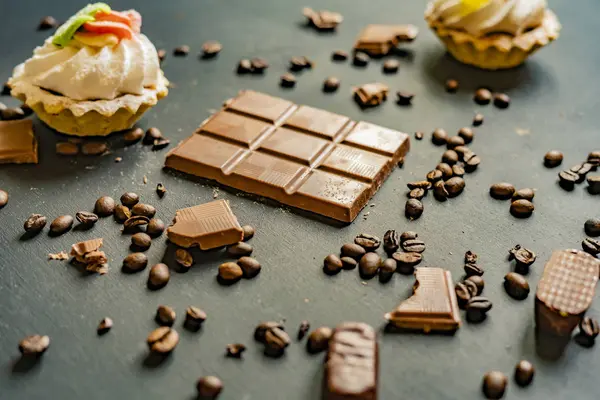 Barra Chocolate Con Granos Café Mesa Oscura Plana Yacía — Foto de Stock