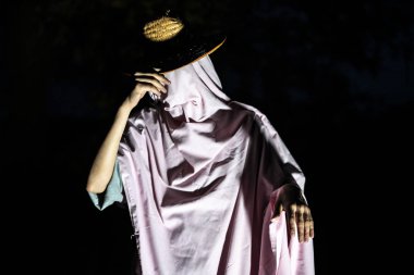 gece karanlık yatak odası. bir yatak için bir kaç ev d