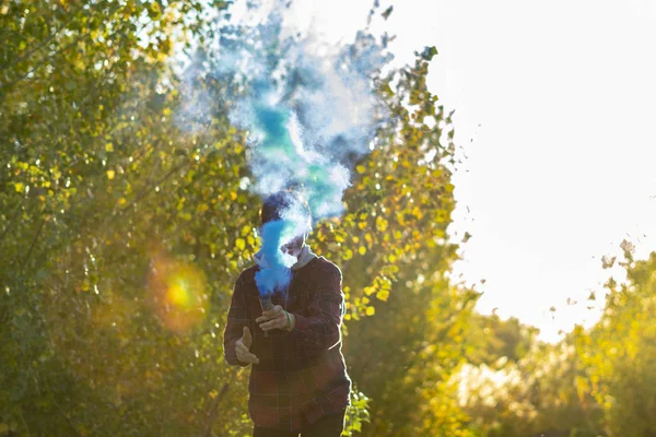 Smoke bomb urban lifestyle concept running and jumping f — Stock Photo, Image