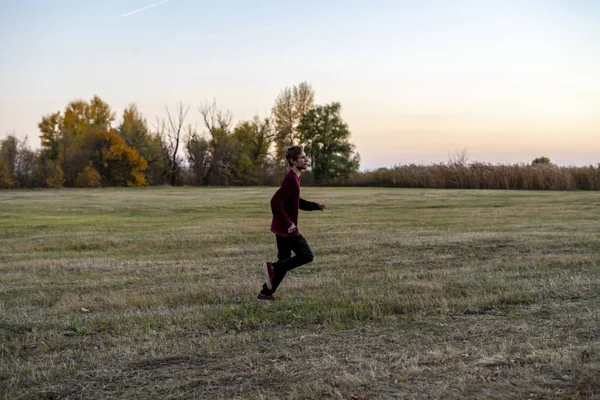 Молодий чоловік біжить в полі в національному парку Ф — стокове фото