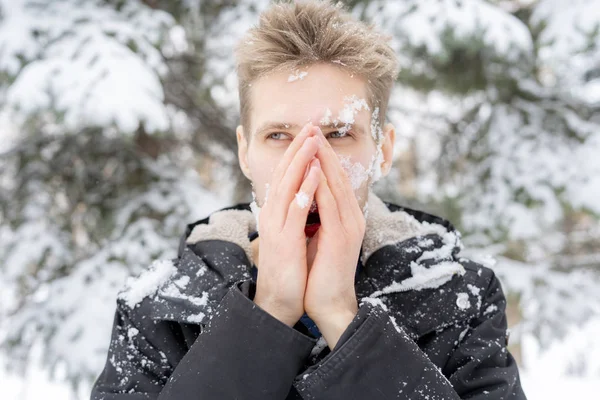 Închideți portretul omului încălziți și încălziți mâinile lângă gură în aer liber într-o zi de iarnă f — Fotografie, imagine de stoc