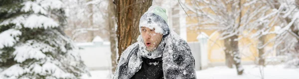 Primer plano retrato de escarcha hombre cara cubierta por bufanda nevada y sombrero al aire libre, concepto de invierno f —  Fotos de Stock