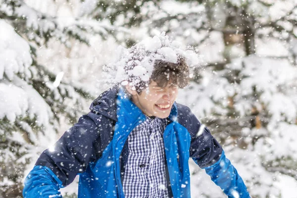 Feliz adolescente chico disfrutando de nevadas en el invierno nevado bosque f —  Fotos de Stock